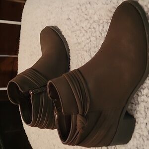 Easy Street short brown boots